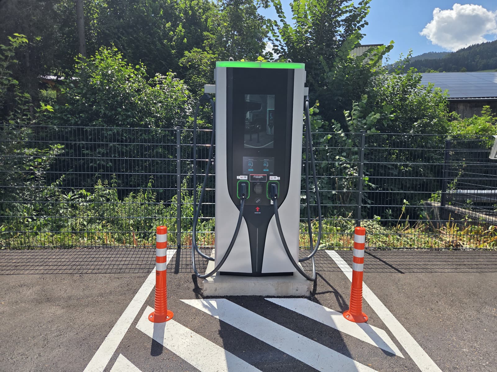 Die Schnellladesäule mit grünem LED-Ring und zwei Ladepunkten aus der Nähe
