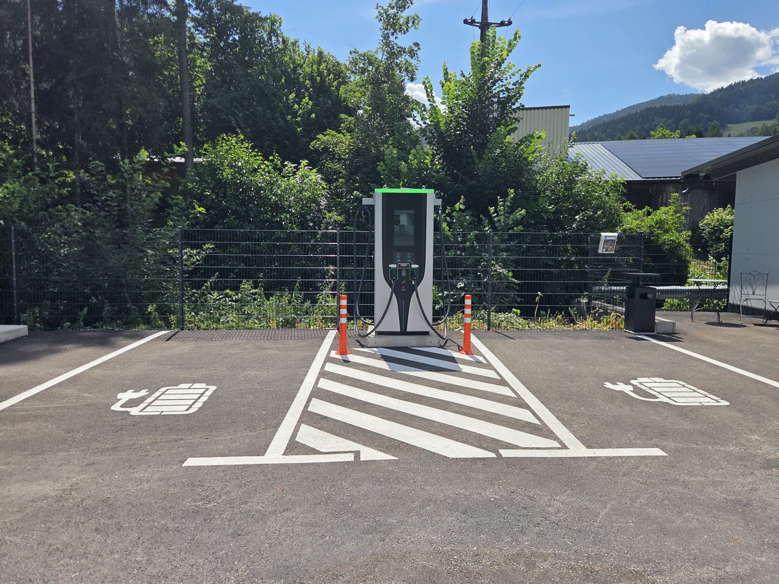 Zwei markierte E-Ladeparkplätze mit der Schnellladesäule in der Mitte